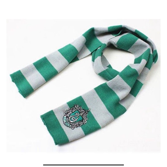 Harry Potter Slytherin Scarf - Picture 3 of 6
